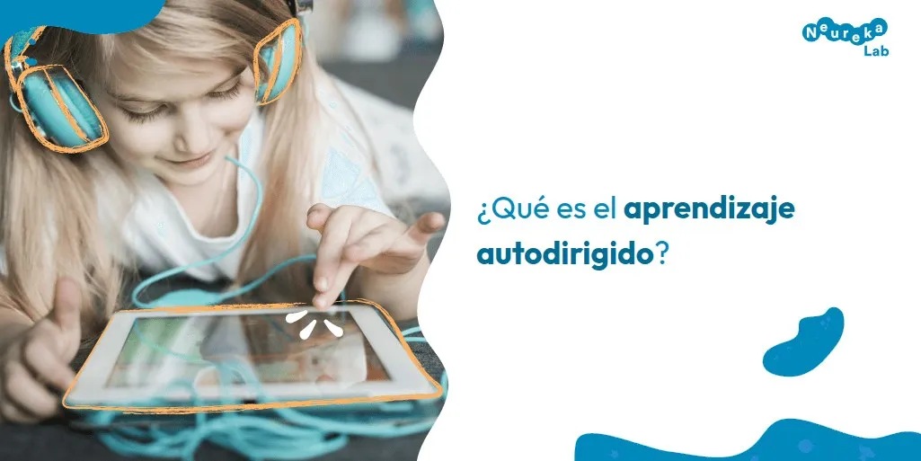 Niña con auriculares tocando una tableta; pregunta: ¿qué es el aprendizaje autodirigido?