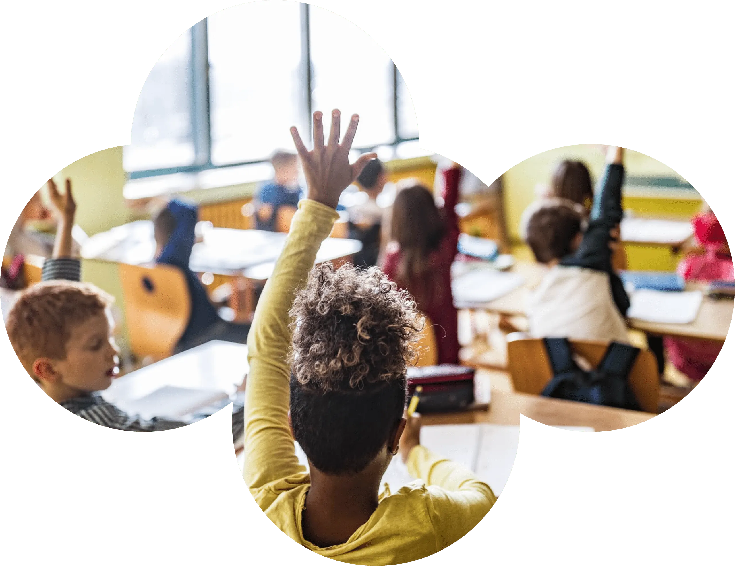 Alumnos de primaria levantando la mano en el aula