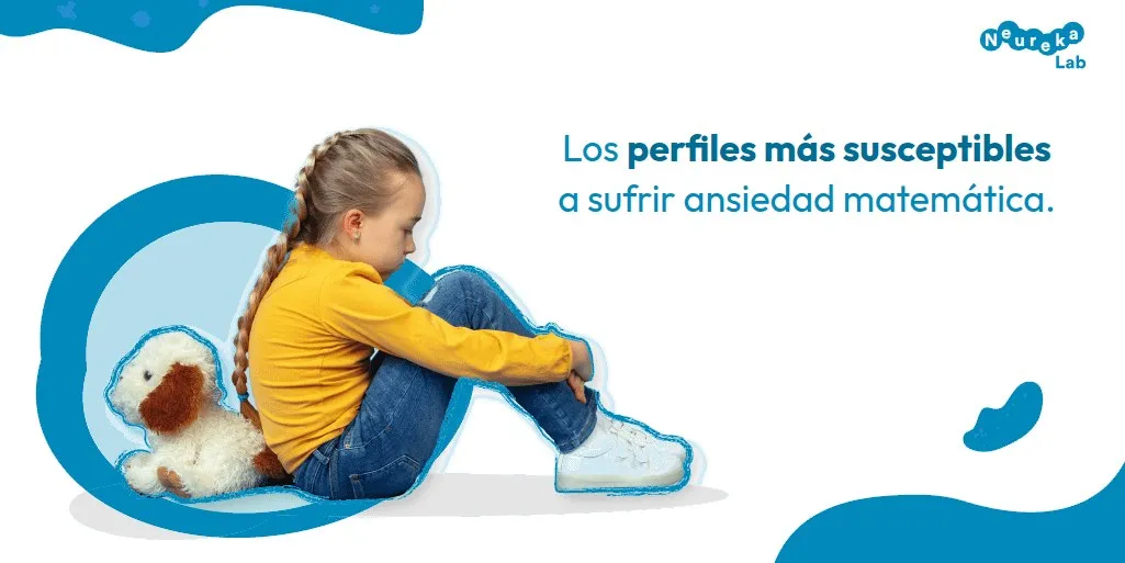 Niña triste sentada en el suelo abrazándose las piernas; los perfiles más susceptibles a sufrir ansiedad matemática.