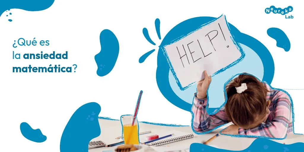 Niña abatida sobre el escritorio alzando un cartel de «HELP!»; qué es la ansiedad matemática.